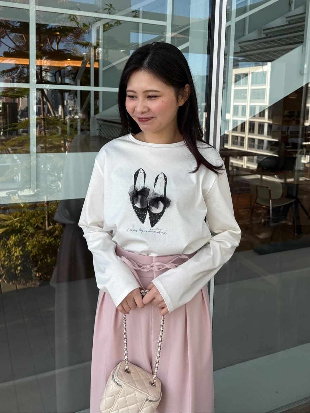AOIさんの「Couture brooch｜【綿100％・洗える】パリジェンヌ プリントTシャツ」を使ったコーディネート