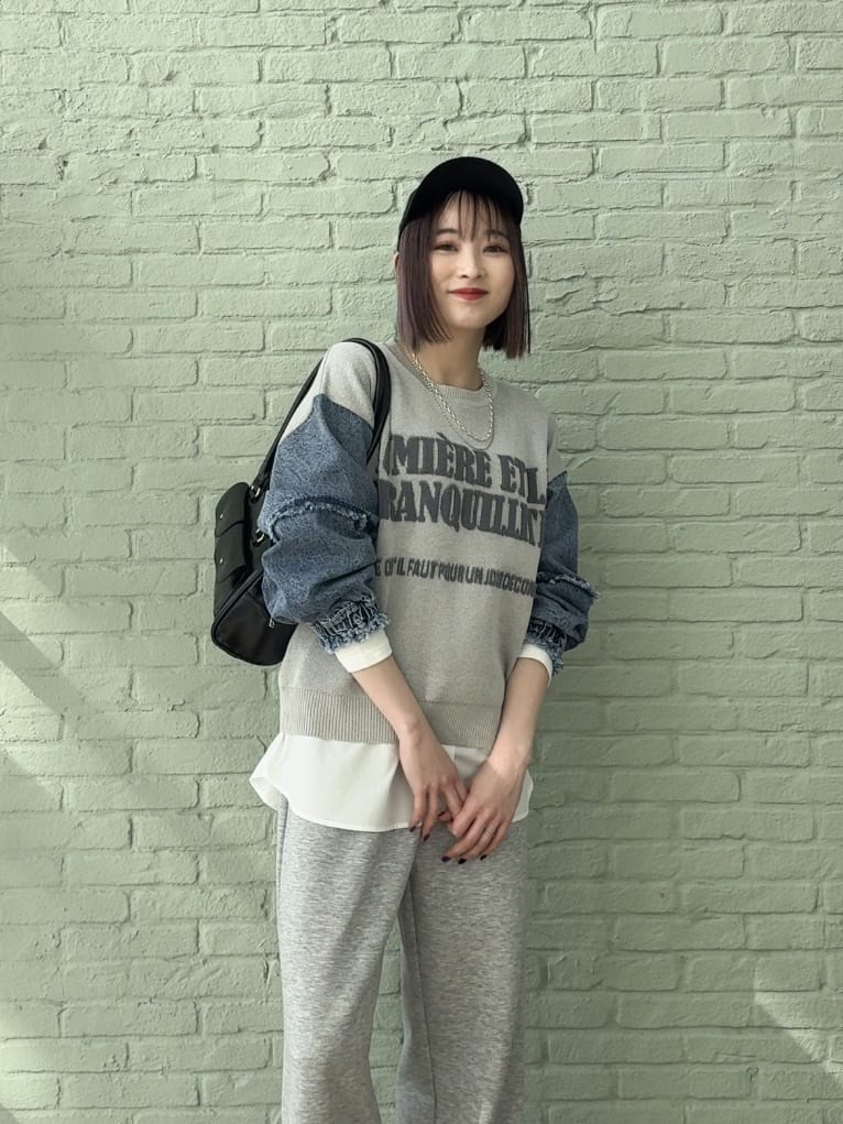 𝐜𝐡𝐢𝐤𝐚さんの「SHOO･LA･RUE｜デニム袖切替ロゴニット」を使ったコーディネート