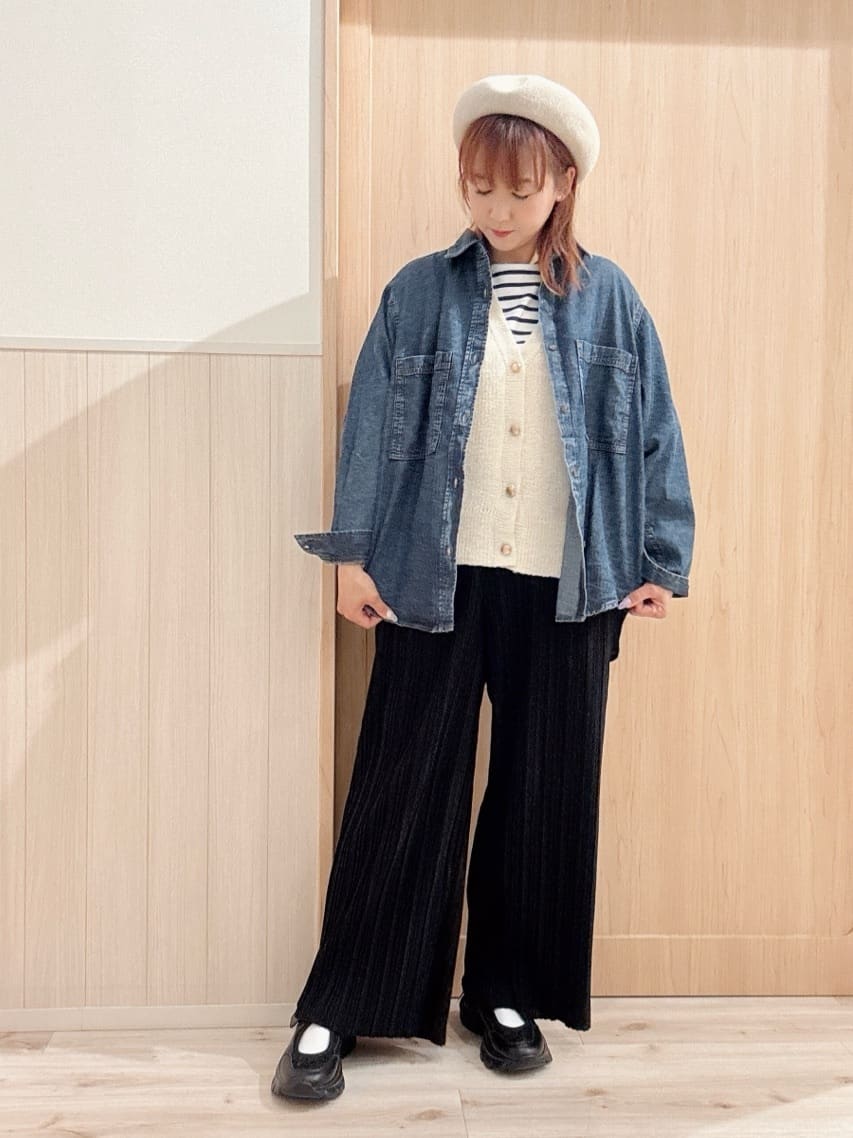 モカさんの「SHOO･LA･RUE｜【S-LL/洗濯機可】気軽にレイヤード 前開きざっくりニットベスト」を使ったコーディネート