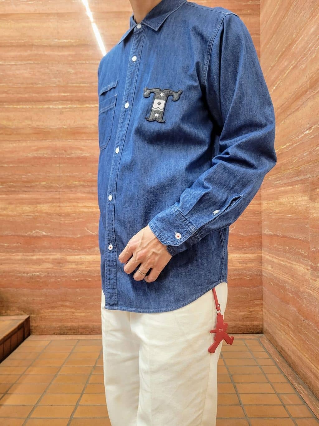 piroyaさんの「TAKEO KIKUCHI｜【BOWLER HAT LABEL】Tエンブレム デニムシャツ」を使ったコーディネート