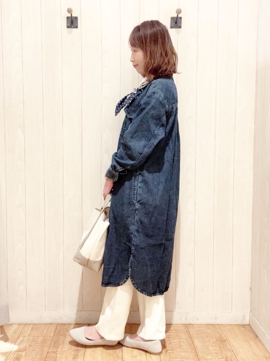 あいこさんの「SHOO･LA･RUE｜【ライトオンスデニム/S-LL/体型カバー】首元すっきり ワンピにもなるロングデニムシャツ」を使ったコーディネート