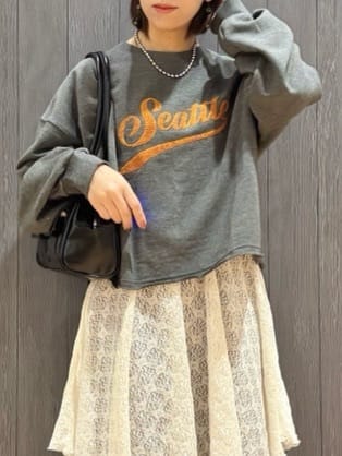 meiさんの「SHOO･LA･RUE｜【洗濯機可/S-LL】コーデの主役になる ロゴアソート 裏毛スウェット」を使ったコーディネート