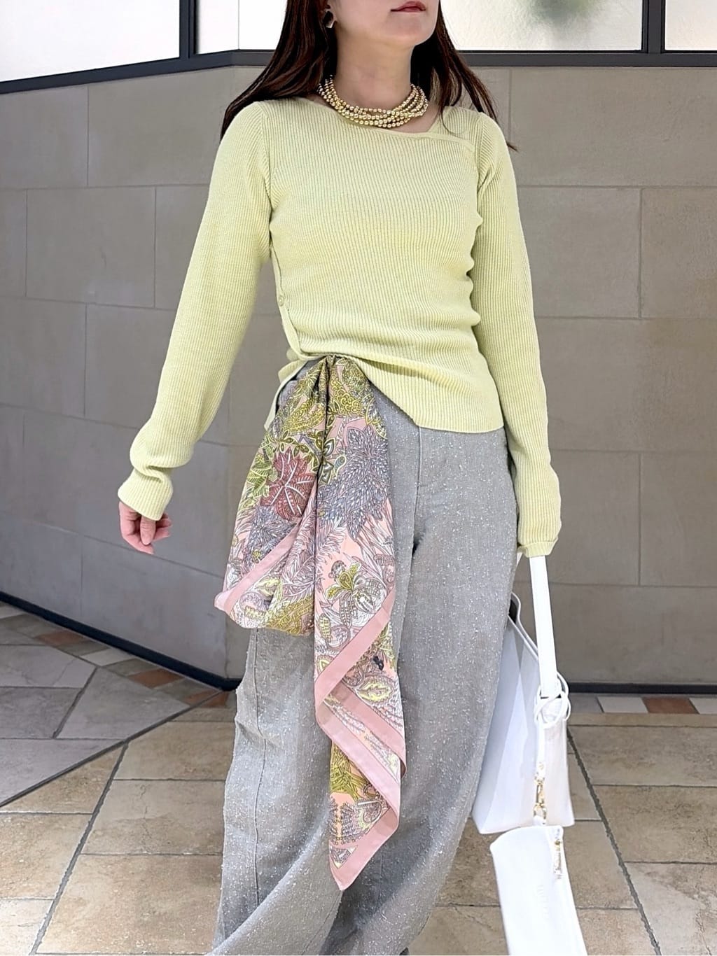 よねさんの「INDIVI｜オフショルスリットリブニット」を使ったコーディネート
