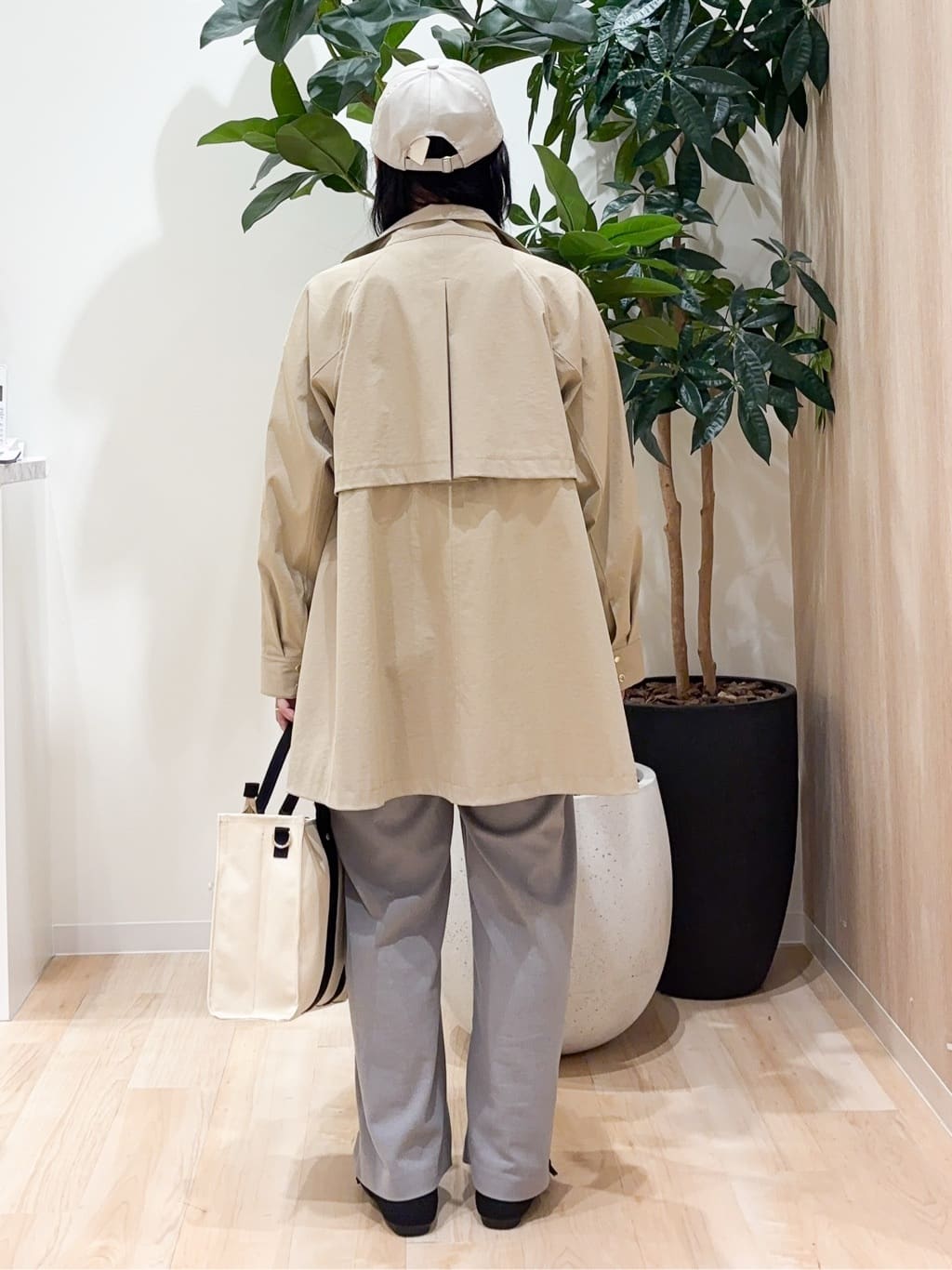 miraiさんの「grove｜【撥水／シルエット2WAY】羽織るだけでサマになる、スタンドネックテントラインコート」を使ったコーディネート