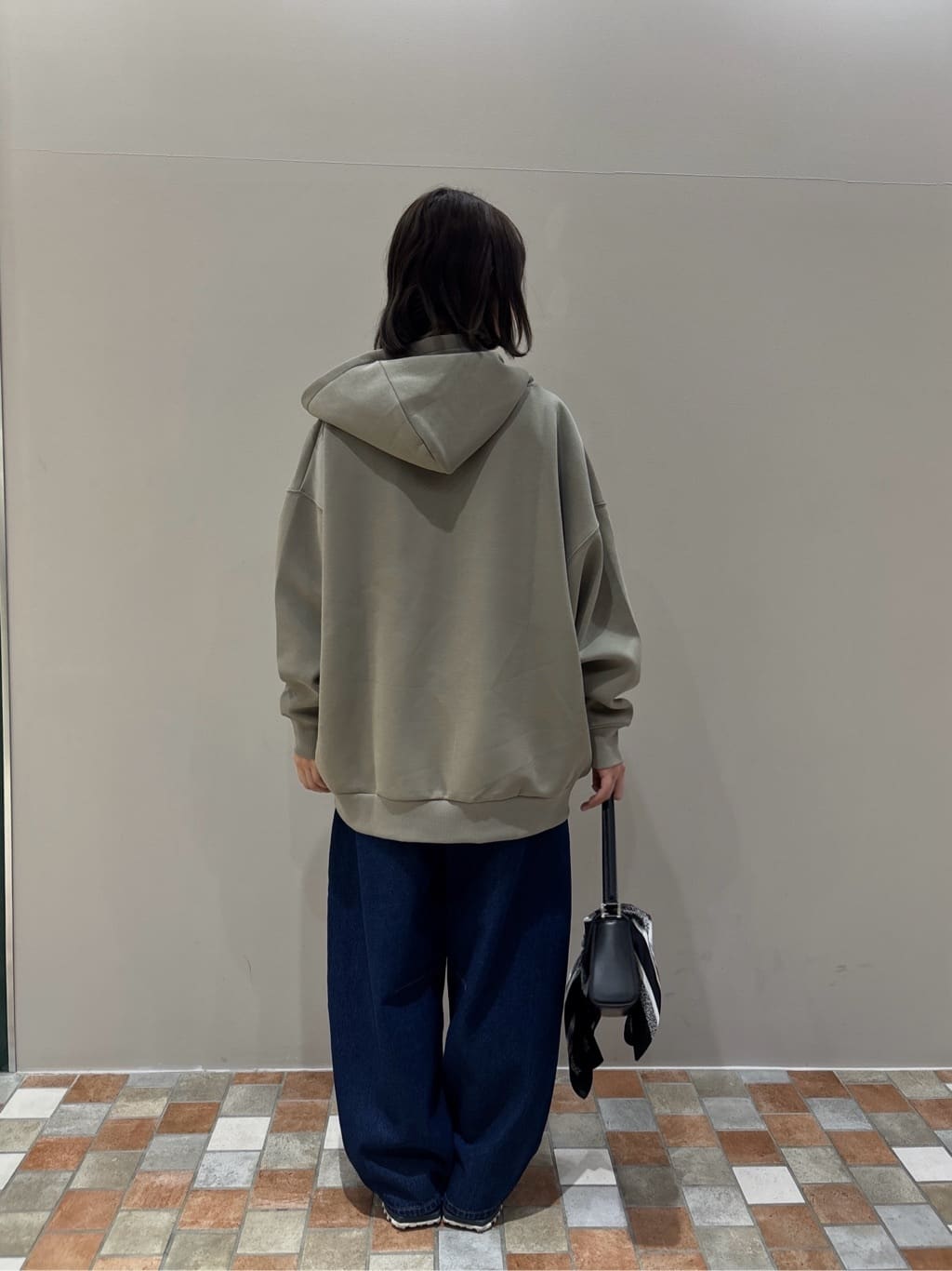 みゆさんの「INDIVI｜バイカラーヘンリーネックカットソー」を使ったコーディネート