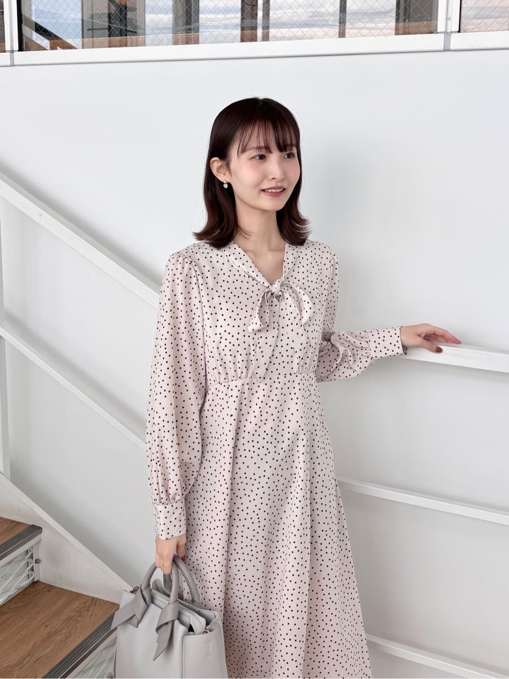 みさかさんの「index｜リボンボウタイドットワンピース【洗濯機OK／イージーアイロン／防シワ】」を使ったコーディネート