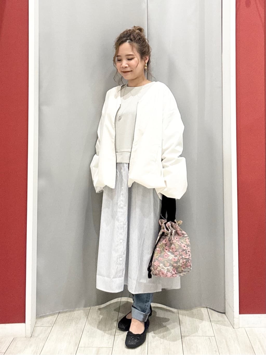 shioさんの「SHOO･LA･RUE｜【防風/撥水/S-LL】お顔回りすっきり見え　Vネックバルーンブルゾン」を使ったコーディネート