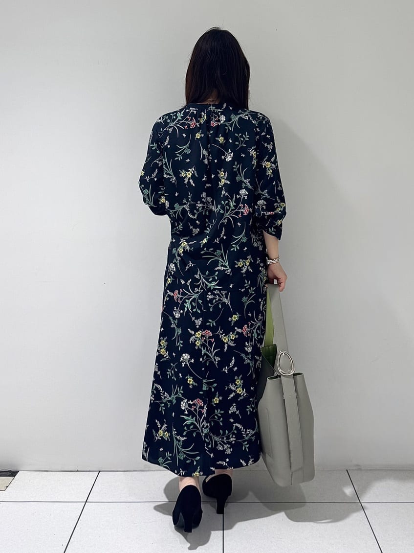 そんさんの「INDIVI｜【SETUP可能】モダンフラワー柄キャンディスリーブブラウス」を使ったコーディネート