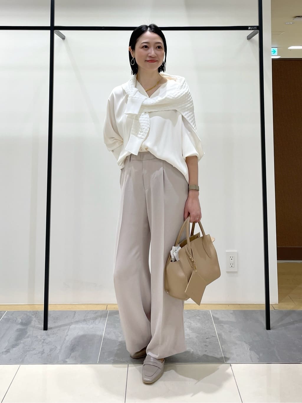 shihoさんの「INDIVI｜【洗える／UVケア／マットサテン】Vネックドルマンスリーブブラウス」を使ったコーディネート