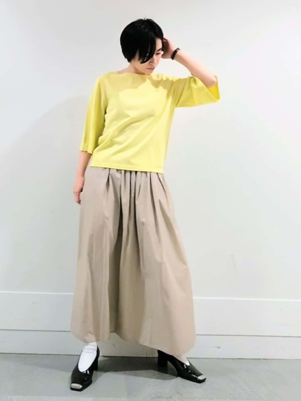 ミズタさんの「UNTITLED｜【洗える/清涼感】袖スリットニットプルオーバー」を使ったコーディネート