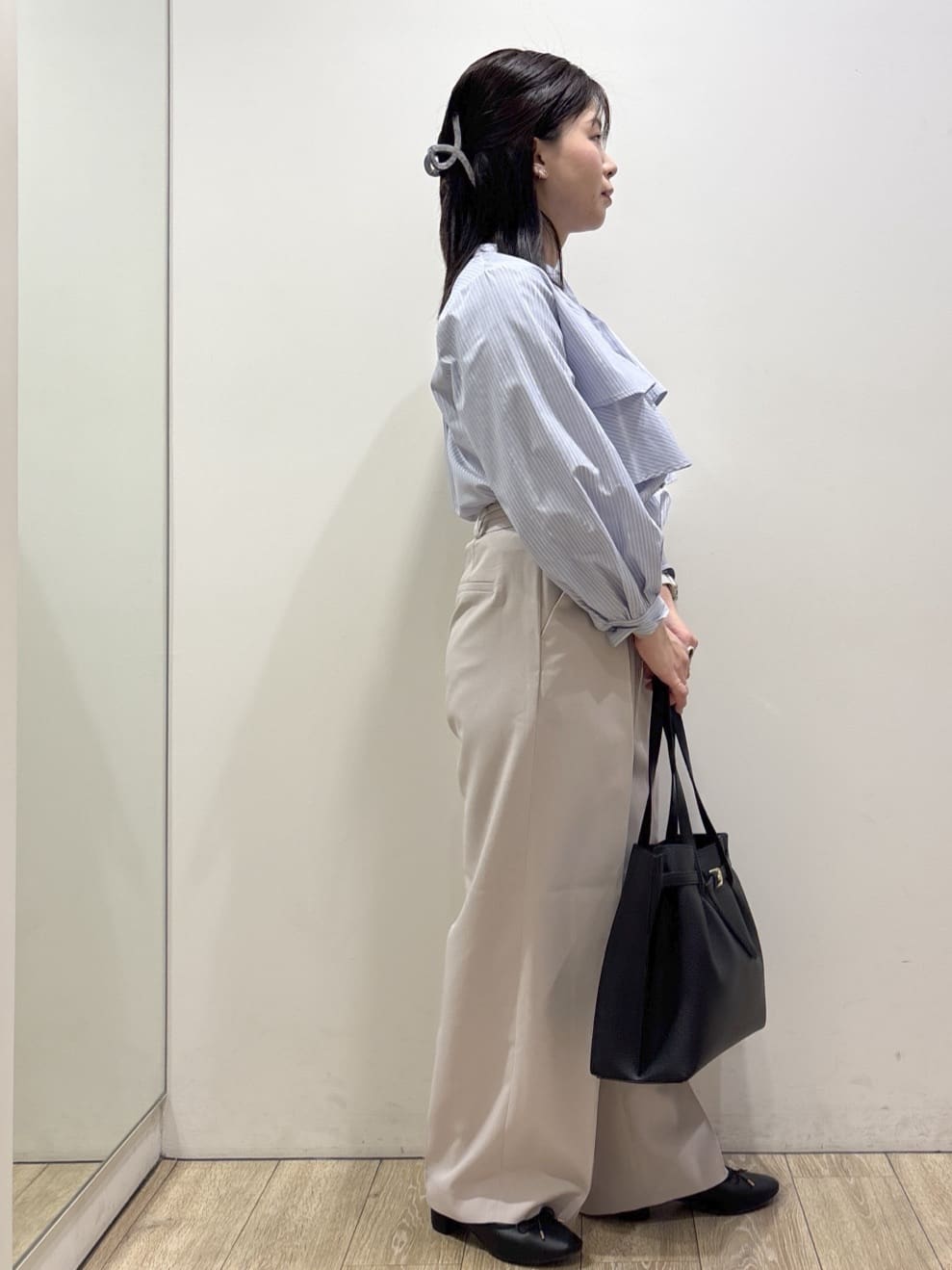 mameさんの「index｜フリルキーネックシャツ【洗濯機OK／イージーアイロン／防シワ】《XS～LL／7col》」を使ったコーディネート