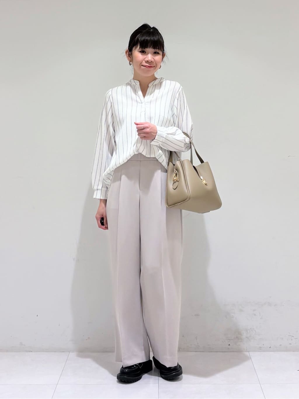 tsuyuさんの「INDIVI｜【合皮／ミドルサイズ】春カラーフォルムバッグ」を使ったコーディネート