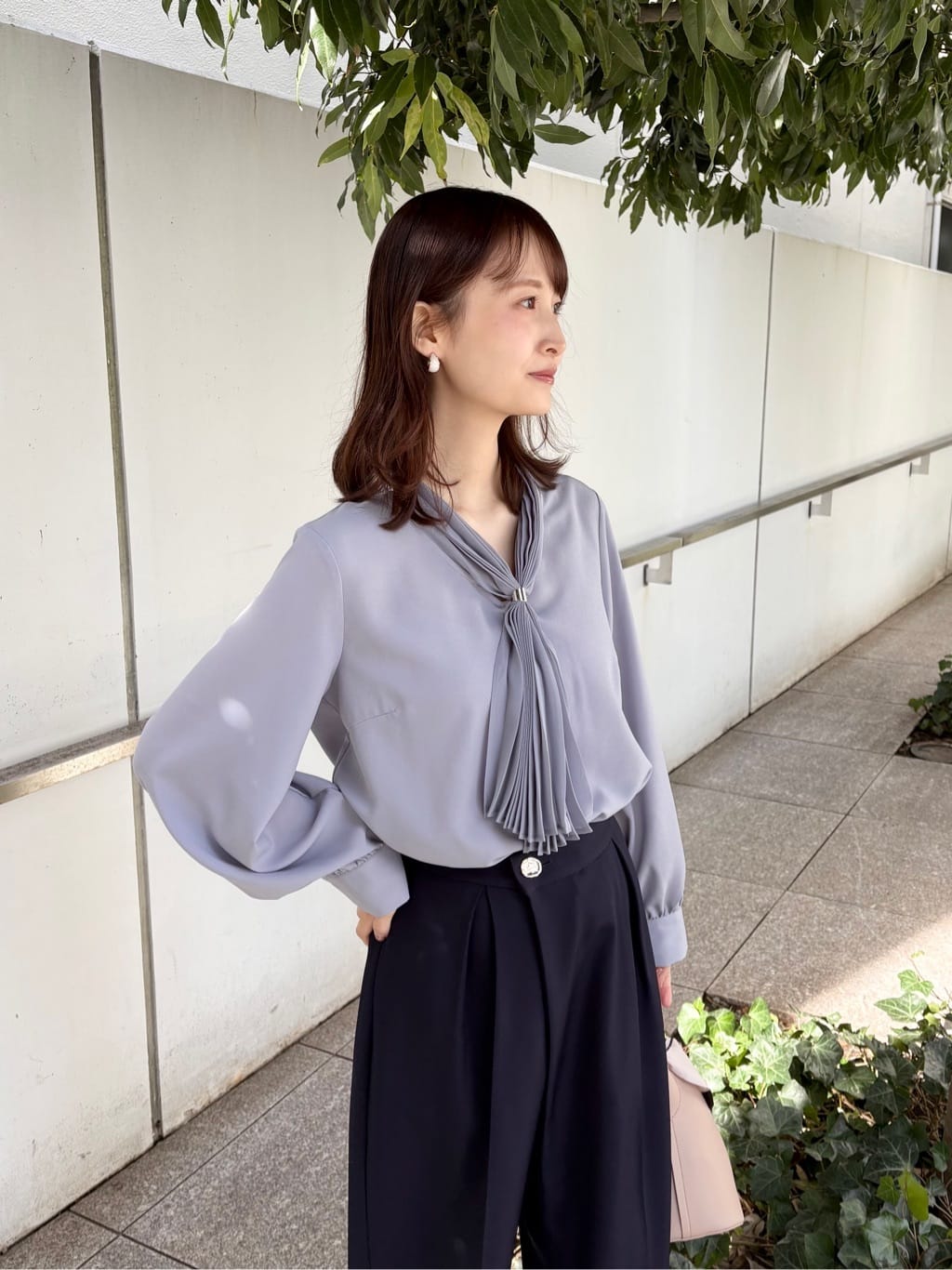 みさかさんの「index｜プリーツボウタイジョーゼットブラウス【洗濯機OK／イージーアイロン／防シワ】」を使ったコーディネート