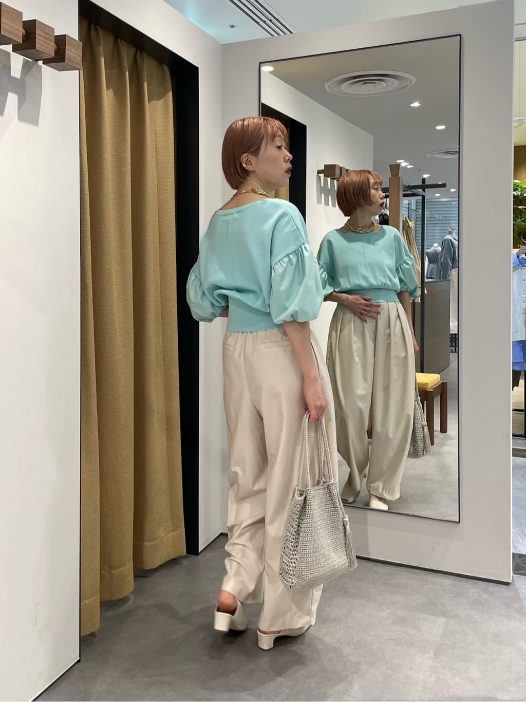 mikuさんの「INDIVI｜ドッキングパフスリーブニット」を使ったコーディネート
