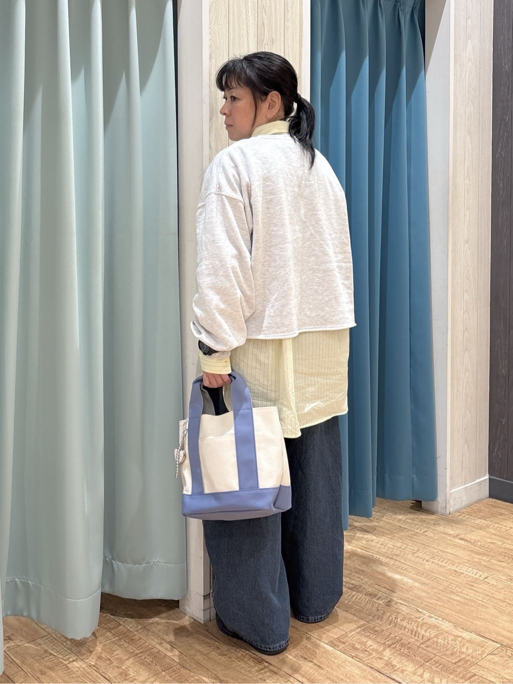 わかさんの「SHOO･LA･RUE｜【洗濯機可/S-LL】コーデの主役になる ロゴアソート 裏毛スウェット」を使ったコーディネート