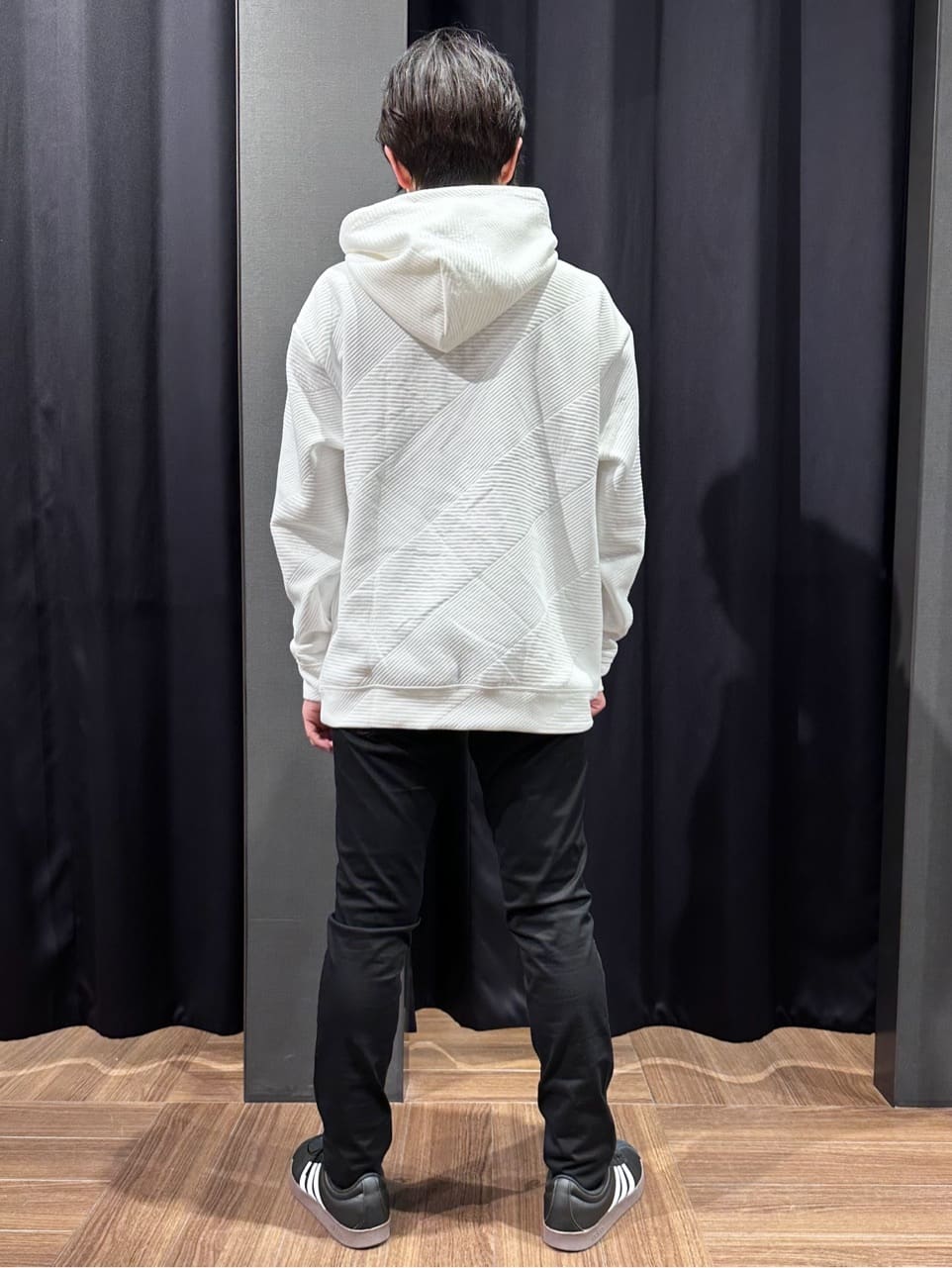tomoyaさんの「THE SHOP TK｜【さりげない表情が、品よく映える。】ふくれジャカードパーカ」を使ったコーディネート