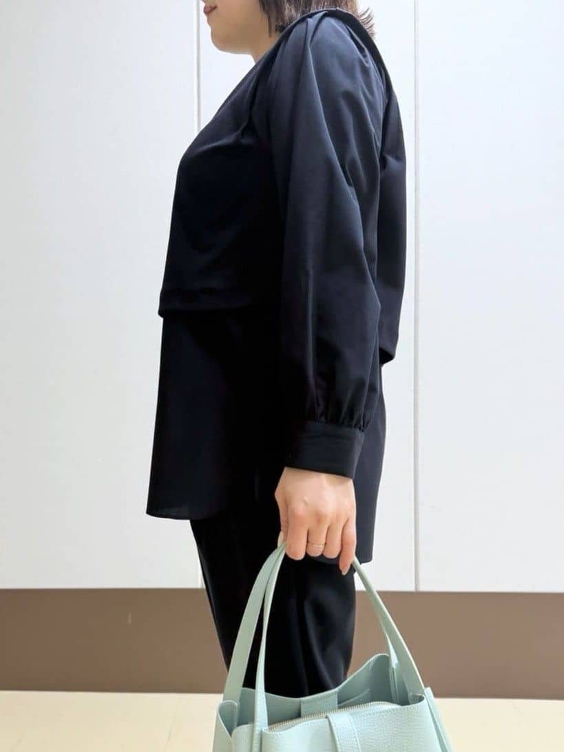 Rikoさんの「INDIVI｜【褒められパンツ／高ストレッチ】タックテーパードパンツ」を使ったコーディネート