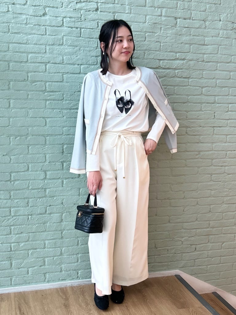 shinoさんの「Couture brooch｜【綿100％・洗える】パリジェンヌ プリントTシャツ」を使ったコーディネート