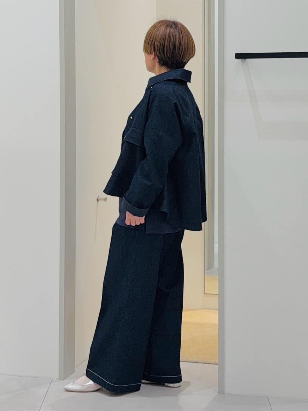 タナさんの「THE SHOP TK｜大人かっこいい 軽やかデニム＆チノブルゾン」を使ったコーディネート