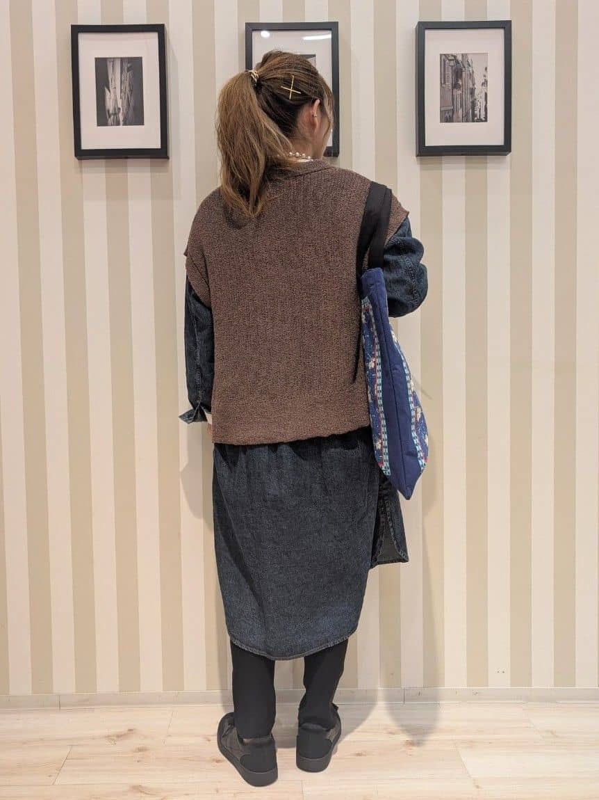otaさんの「SHOO･LA･RUE｜【ライトオンスデニム/S-LL/体型カバー】首元すっきり ワンピにもなるロングデニムシャツ」を使ったコーディネート