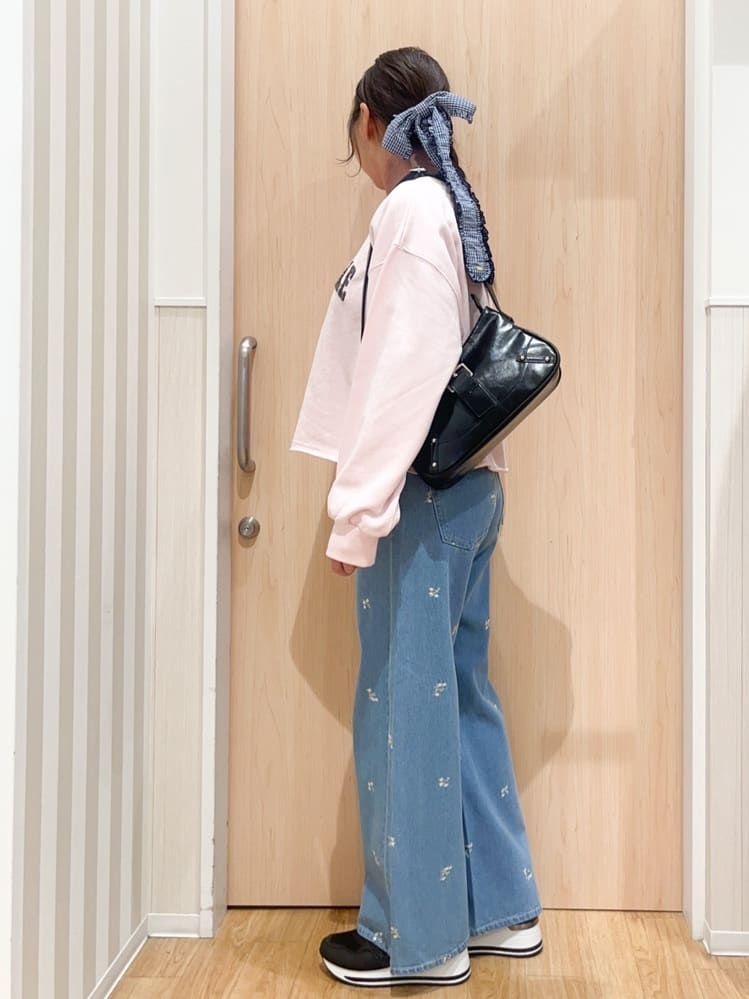 natsumiさんの「SHOO･LA･RUE｜【洗濯機可/S-LL】コーデの主役になる ロゴアソート 裏毛スウェット」を使ったコーディネート