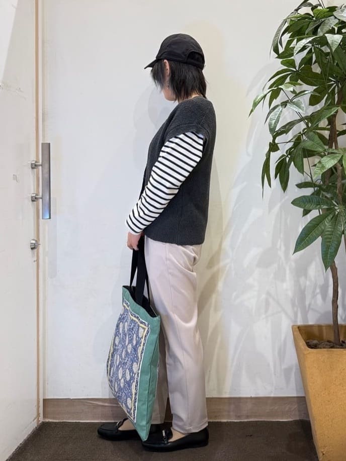 misakiさんの「SHOO･LA･RUE｜【S-LL/洗濯機可】気軽にレイヤード 前開きざっくりニットベスト」を使ったコーディネート