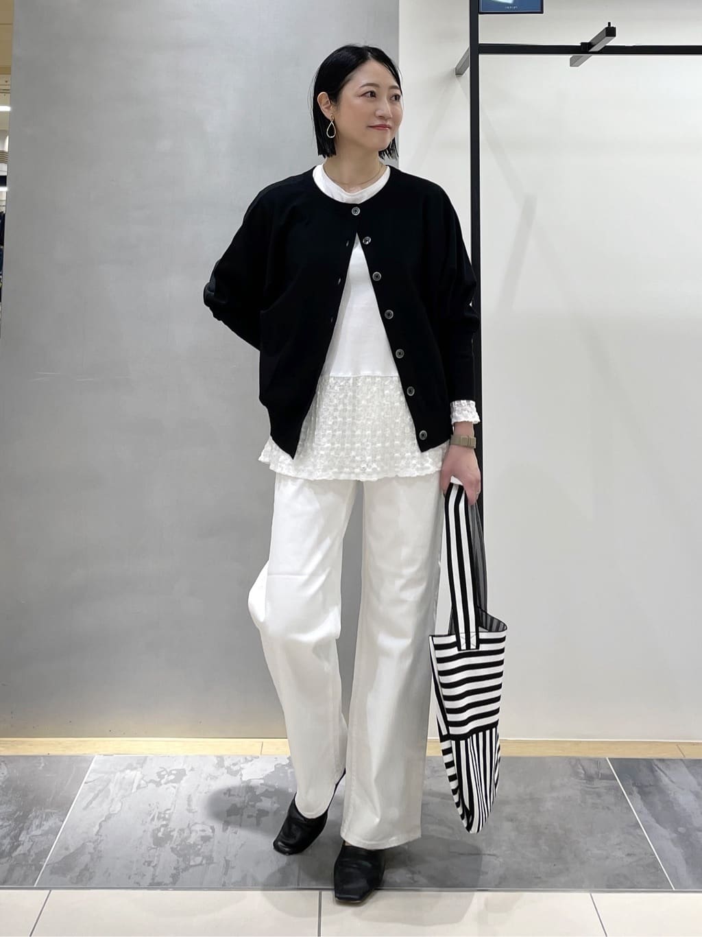 shihoさんの「INDIVI｜【洗える／前後2WAY／アンサンブル可能】ドルマンスリーブカーディガン」を使ったコーディネート