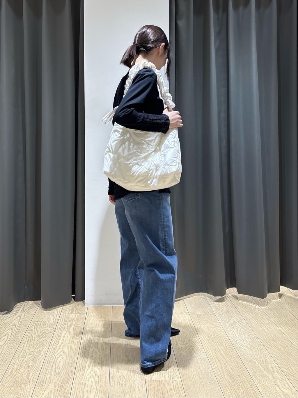 Yoshimiさんの「INDIVI｜【洗える／レイヤードにおすすめ】シャーリングレース ロングTシャツ」を使ったコーディネート