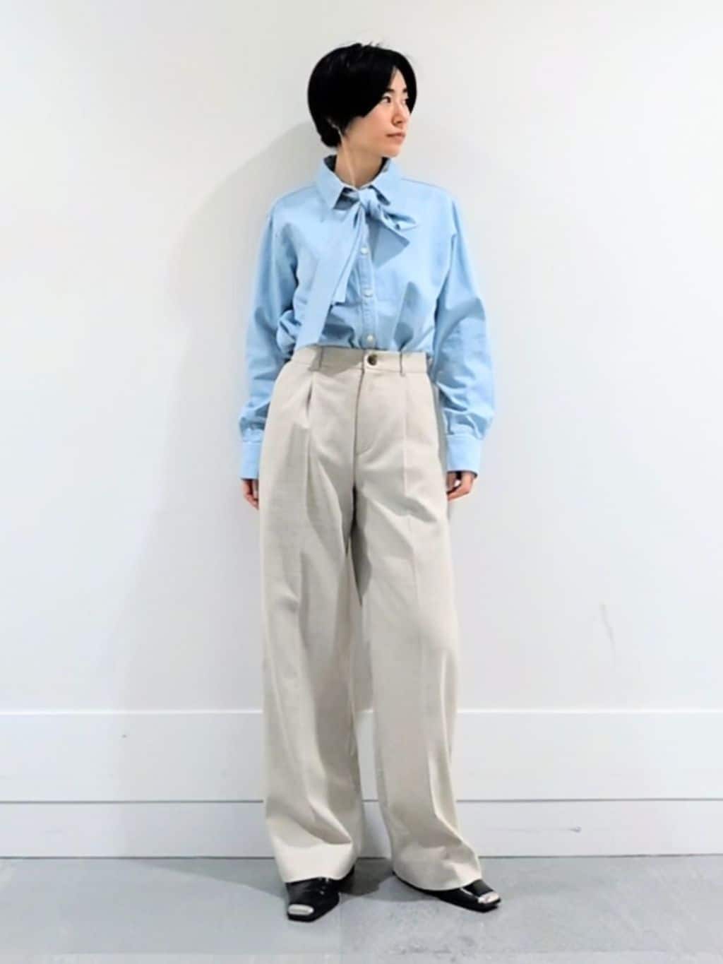 ミズタさんの「UNTITLED｜【定番人気/はっ水/洗える】タスランショートトレンチコート」を使ったコーディネート