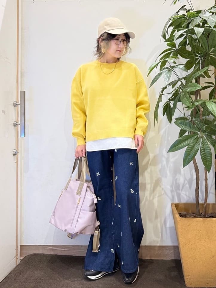 misakiさんの「SHOO･LA･RUE｜【洗濯機可/S-LL】フラワー刺繍が女性らしさをプラス バギーデニムパンツ」を使ったコーディネート