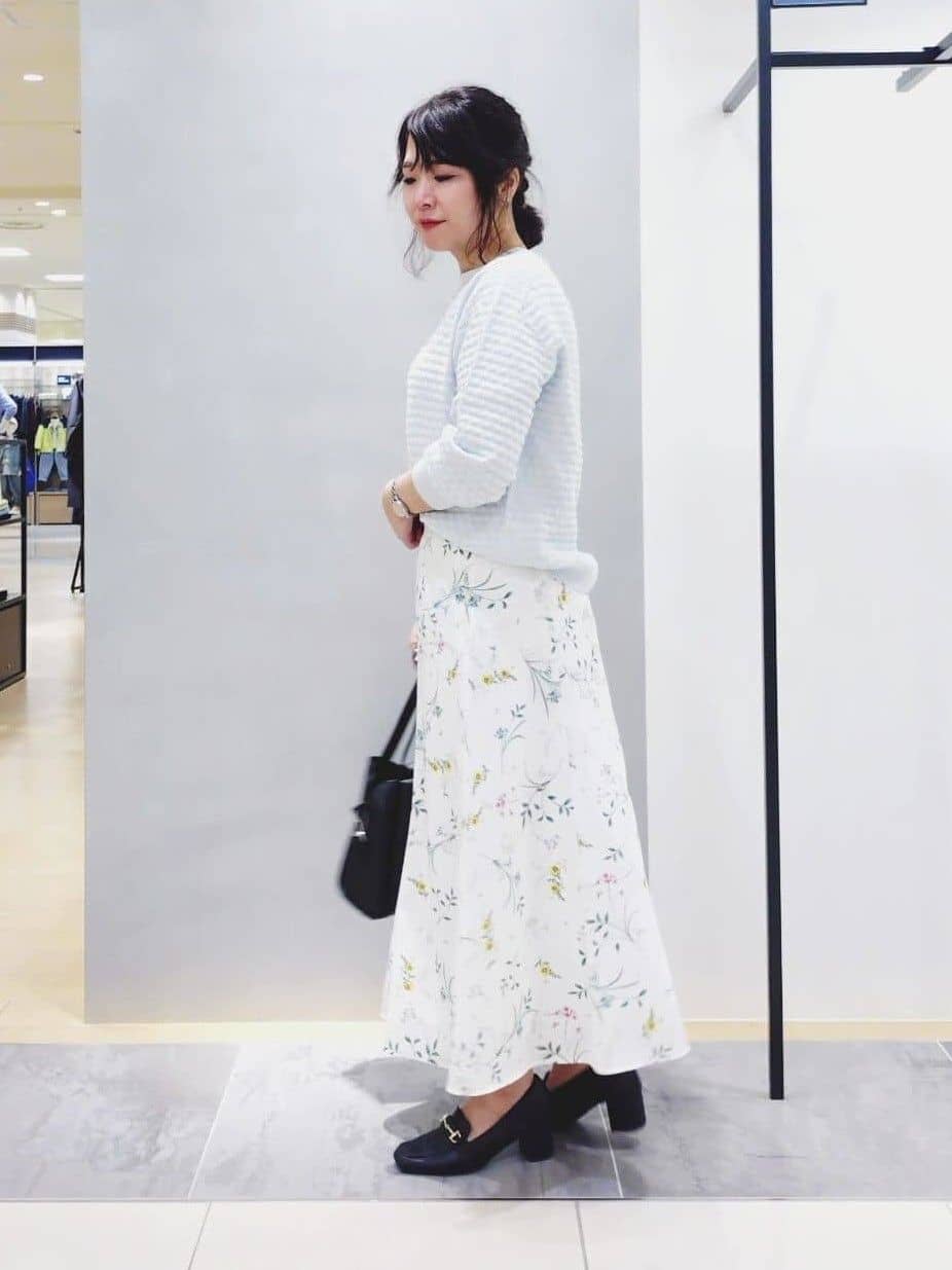 TOMOMIさんの「INDIVI｜【SETUP可能】モダンフラワー柄フレアスカート」を使ったコーディネート