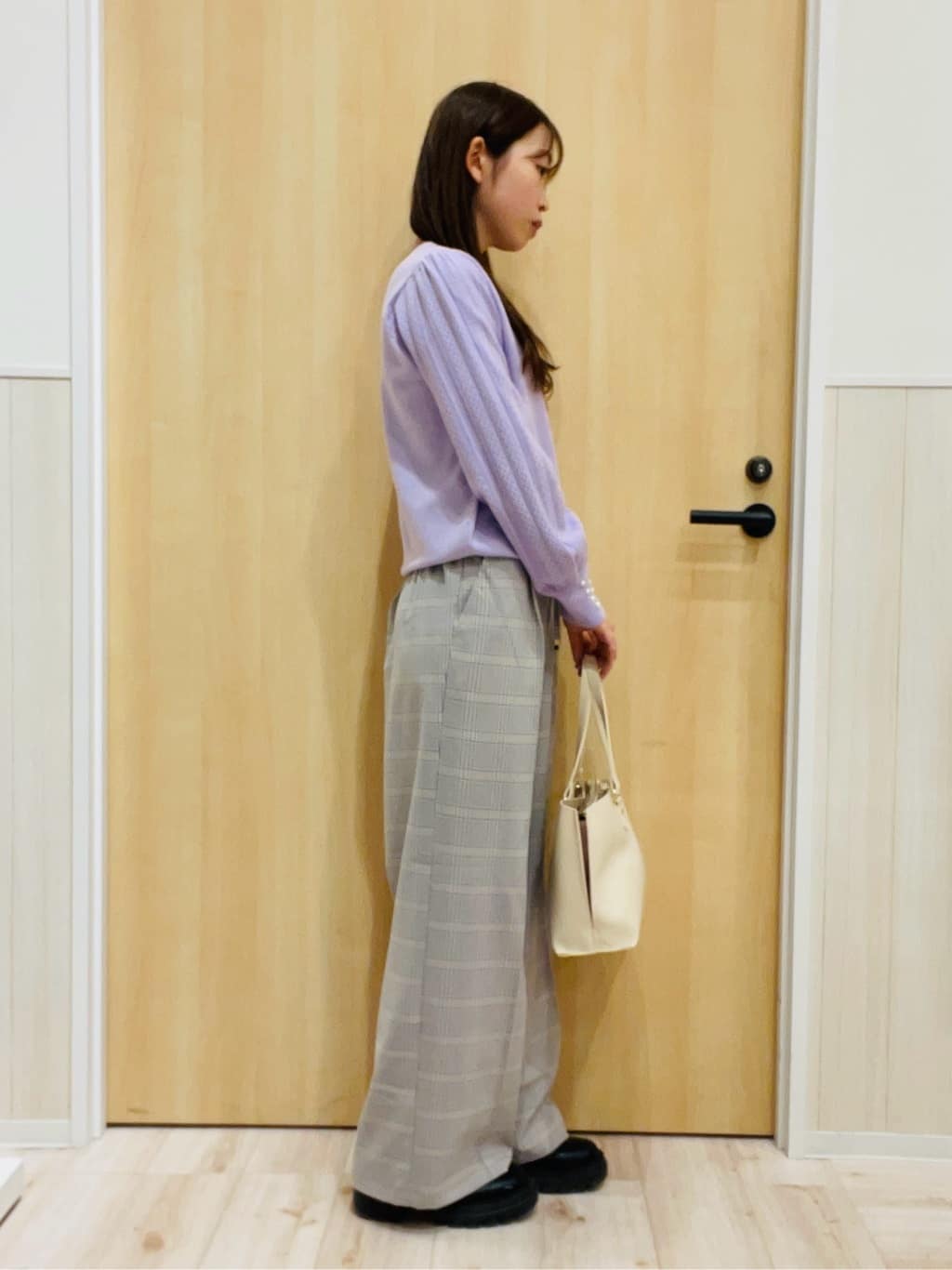 minamiさんの「SHOO･LA･RUE｜【洗濯機可/S-LL】手元美しく パールボタン&お袖編み柄切り替えニット」を使ったコーディネート