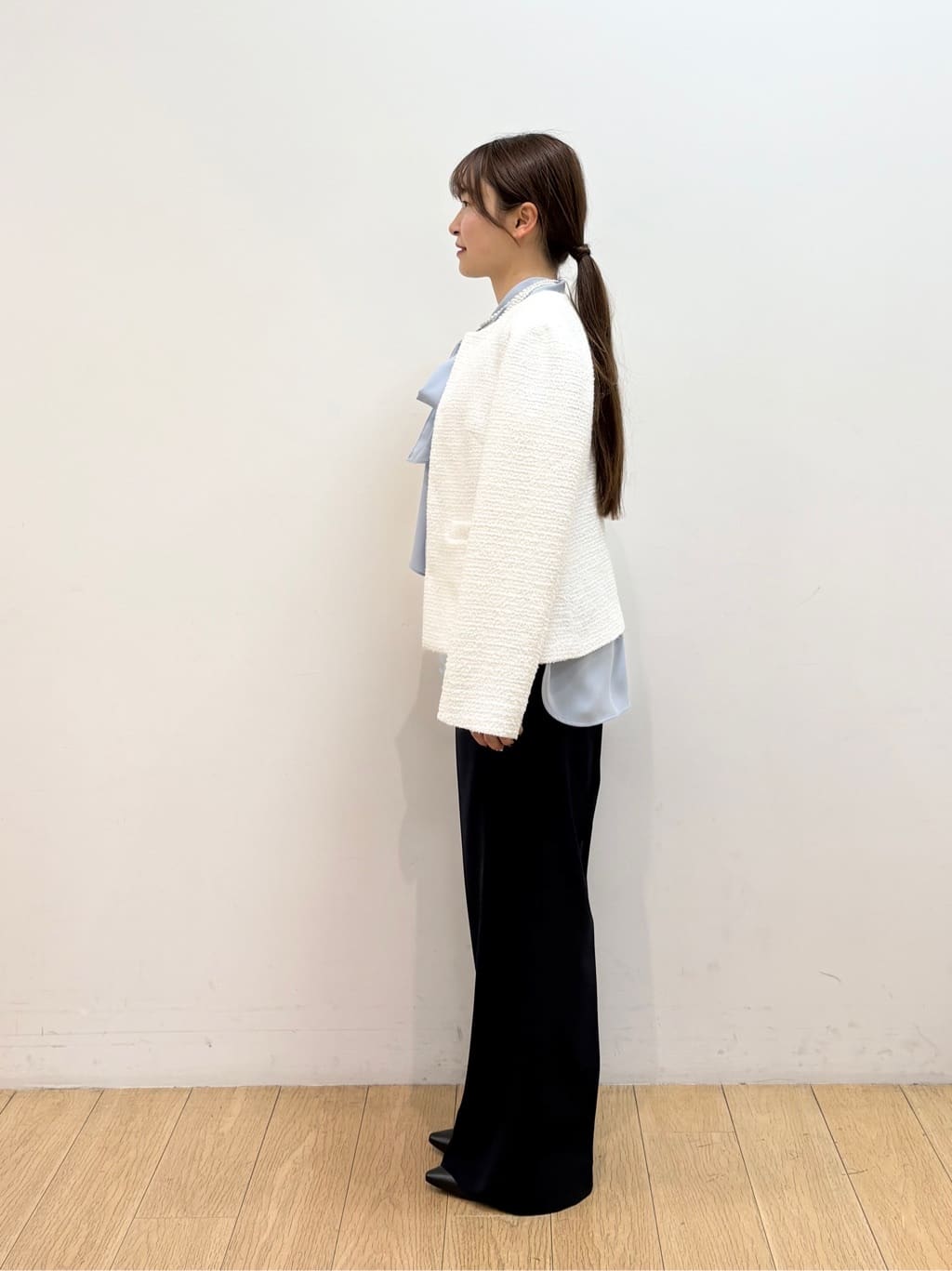 maiさんの「INDIVI｜【合皮／ミドルサイズ】春カラーフォルムバッグ」を使ったコーディネート