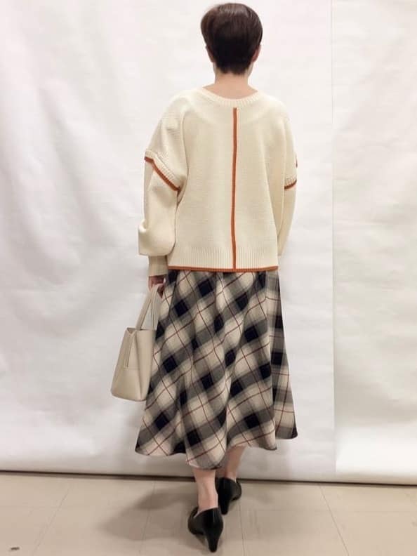 なっちゃんさんの「SHOO･LA･RUE｜【前後2WAY/S-LL】体型カバーもこなれ見えも叶う　ふんわりお袖の配色パイピングニット」を使ったコーディネート