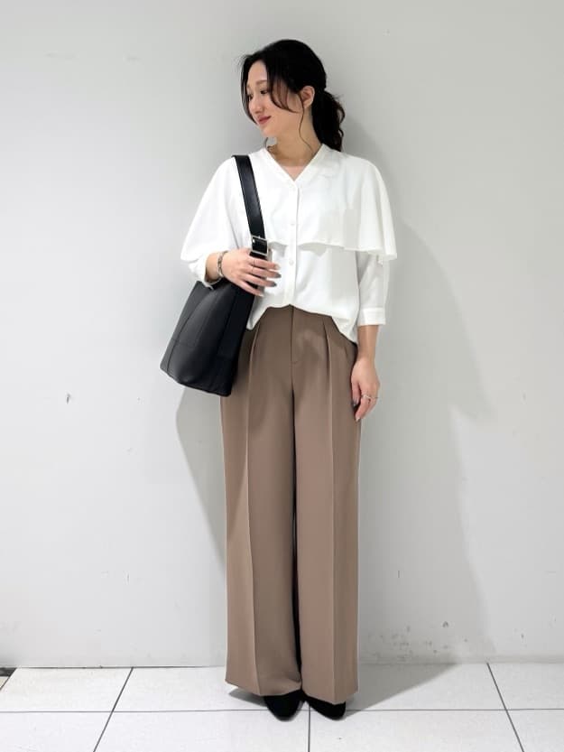 そんさんの「INDIVI｜【羽織りとしても活躍！】ケープカラーブラウス」を使ったコーディネート