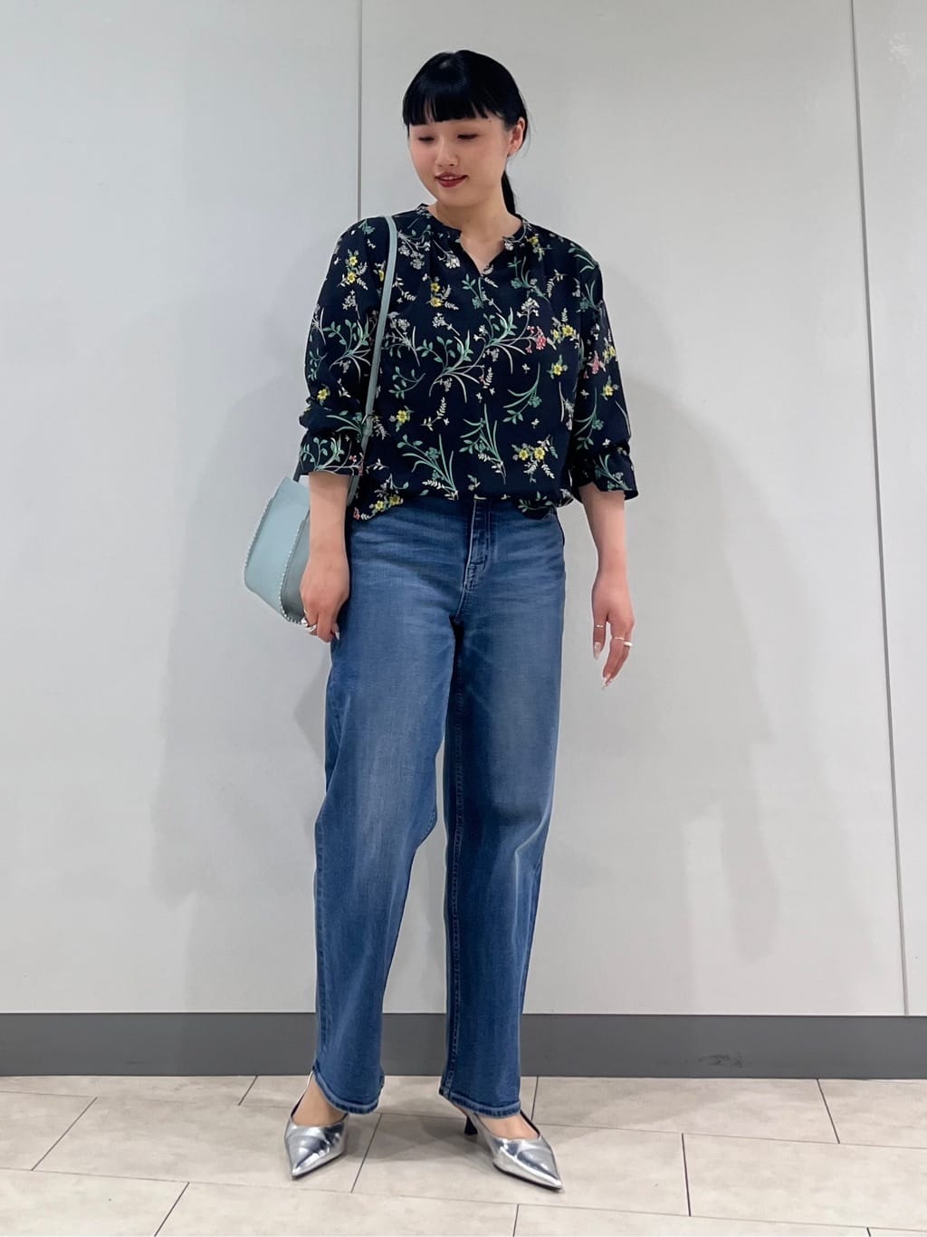hasuさんの「INDIVI｜【SETUP可能】モダンフラワー柄キャンディスリーブブラウス」を使ったコーディネート