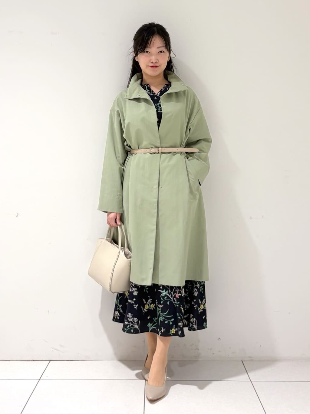 momokoさんの「INDIVI｜【撥水／軽量】ミニマル スタンドカラーコート」を使ったコーディネート