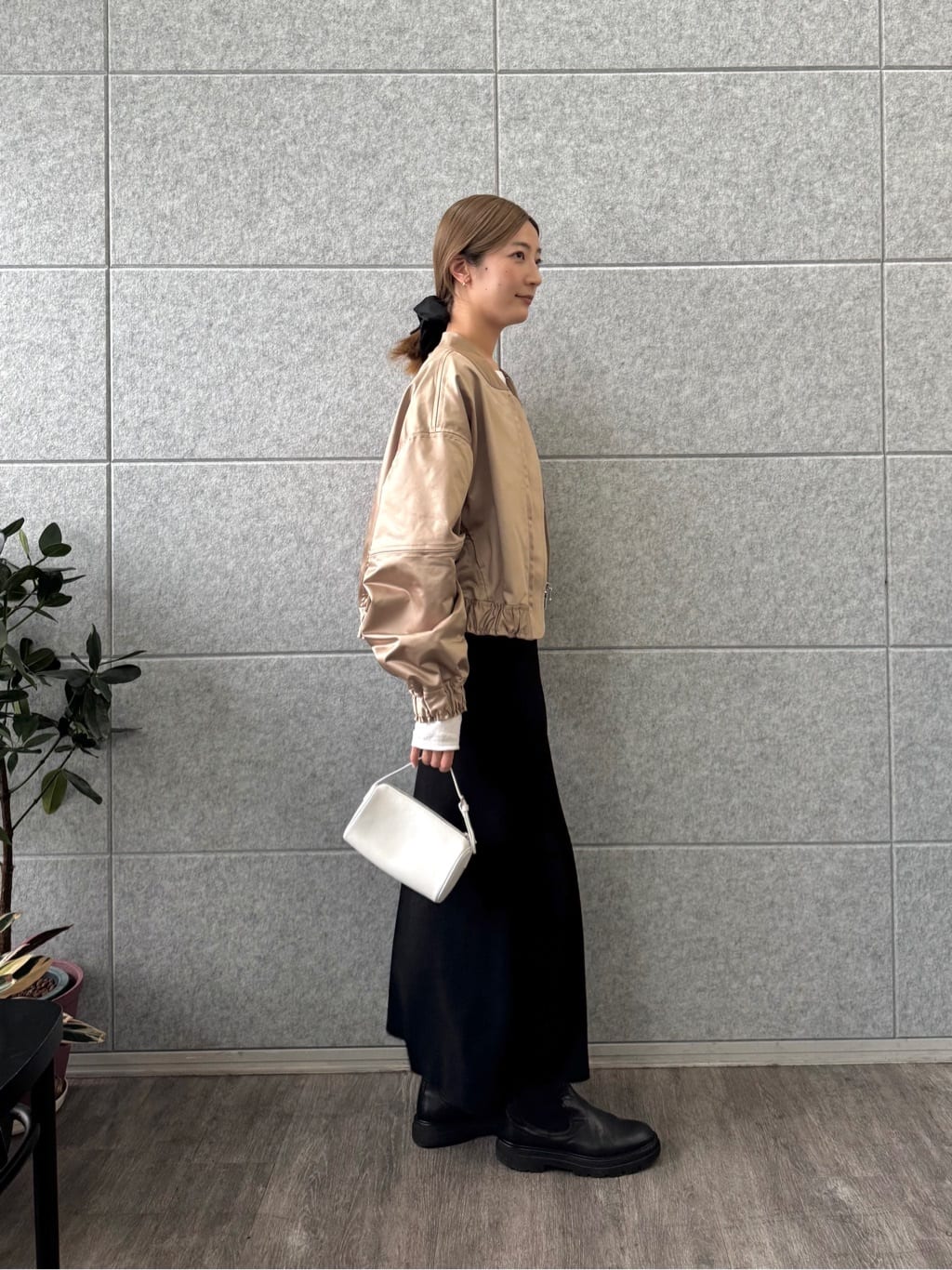 uchi__yamaさんの「CODE A｜satin bomber jacket」を使ったコーディネート