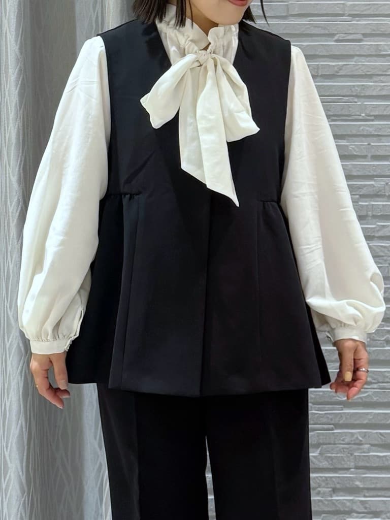 chさんの「THE SHOP TK｜【通勤・きちんと見えに】ダブルクロス ペプラムジレ/セットアップ可」を使ったコーディネート