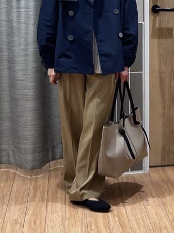 よっしーさんの「grove｜【貴島明日香さん着用】【撥水／シルエット2WAY】軽やかミドルトレンチコート」を使ったコーディネート