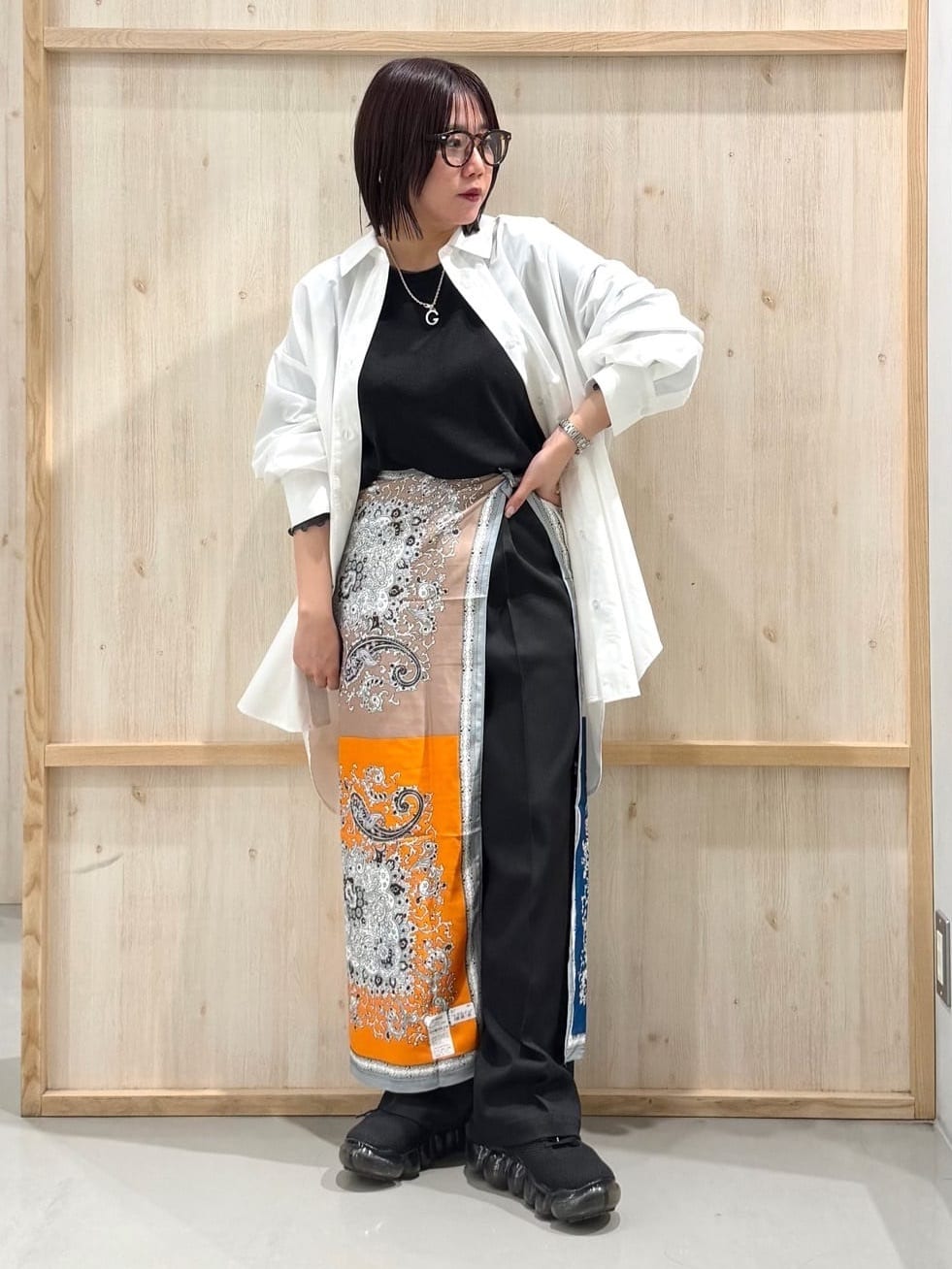 nanaさんの「THE SHOP TK｜ゆったりシルエットで体型カバー ロングシャツ」を使ったコーディネート
