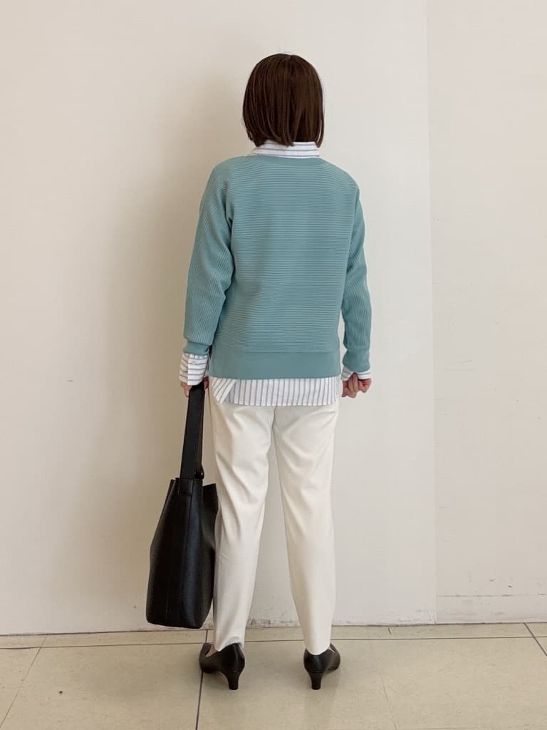 yoshiyaさんの「INDIVI｜【褒められパンツ／高ストレッチ】タックテーパードパンツ」を使ったコーディネート
