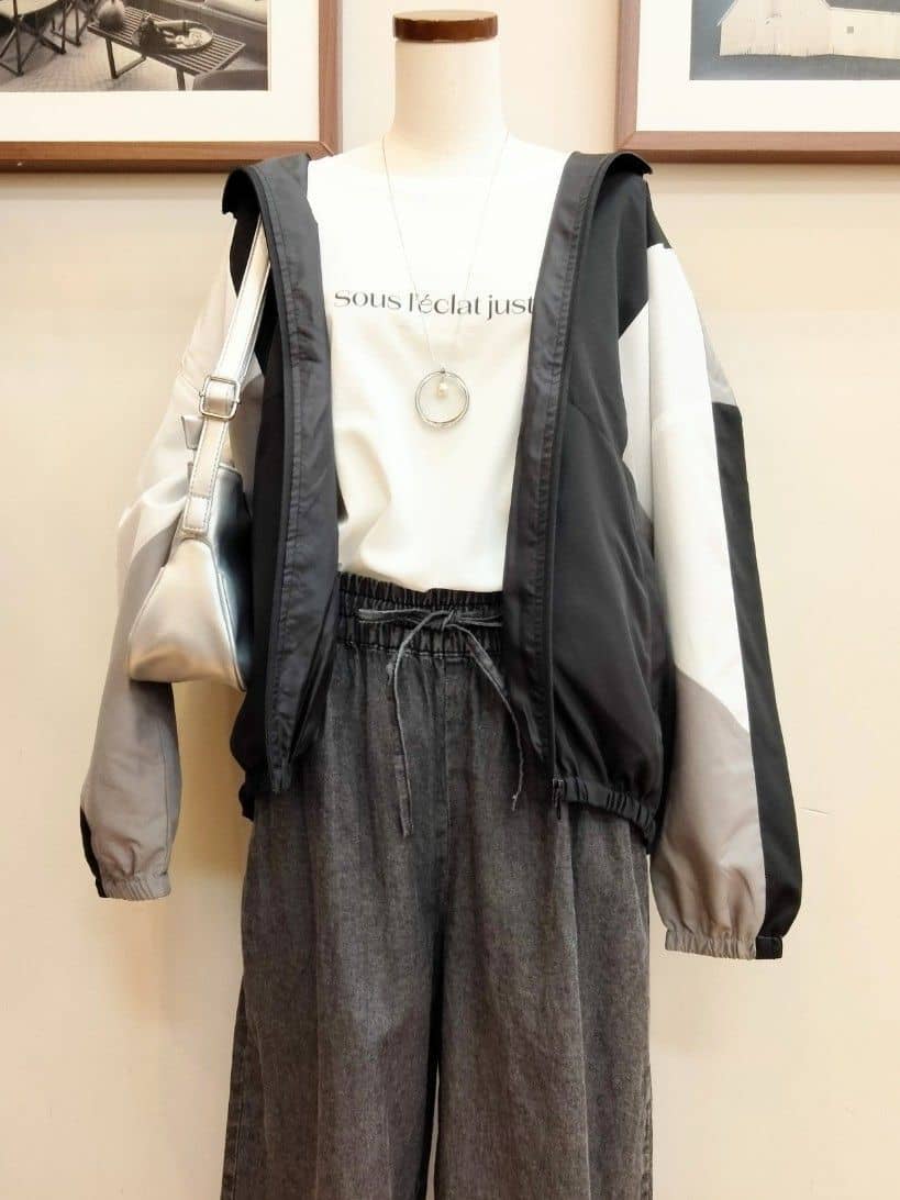 うっちーさんの「SHOO･LA･RUE｜【UV/抗菌防臭/洗濯機可】小さめロゴの大人スムースロンT」を使ったコーディネート