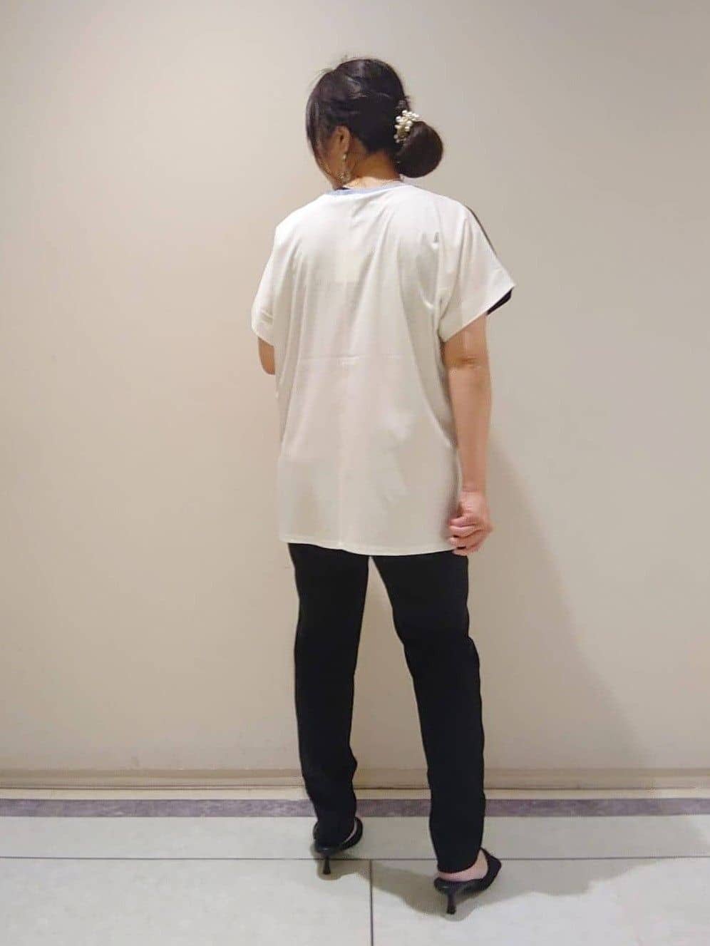 TOMOMIさんの「INDIVI｜【洗える／汗ジミ防止】バイカラー＆アシメヘム Tシャツ」を使ったコーディネート