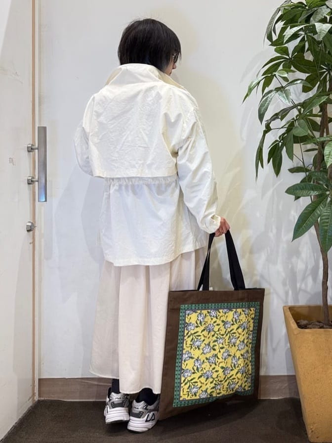 misakiさんの「SHOO･LA･RUE｜【防花粉/S-LL】ウエストマークですっきり見え　軽やかスタンドブルゾン」を使ったコーディネート