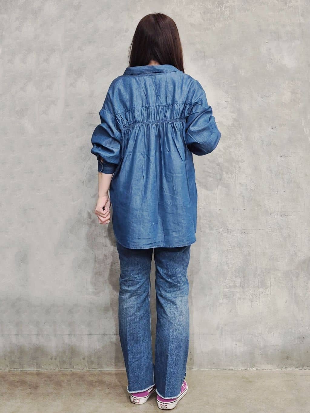 ひさえさんの「THE SHOP TK｜【後ろ姿もサマになる】バックシャーリングシャツ」を使ったコーディネート