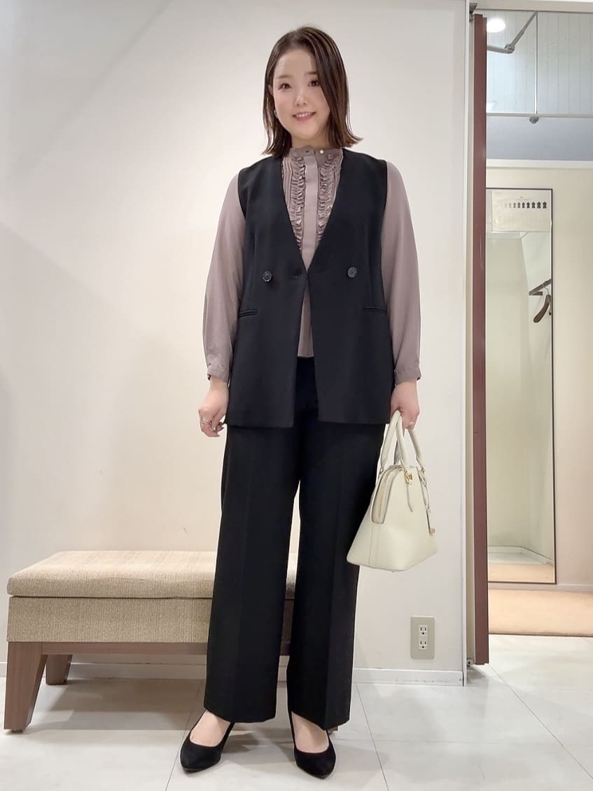 YUIさんの「UNTITLED｜【1枚で着映え/オンオフ着回し】フリルサテンブラウス」を使ったコーディネート