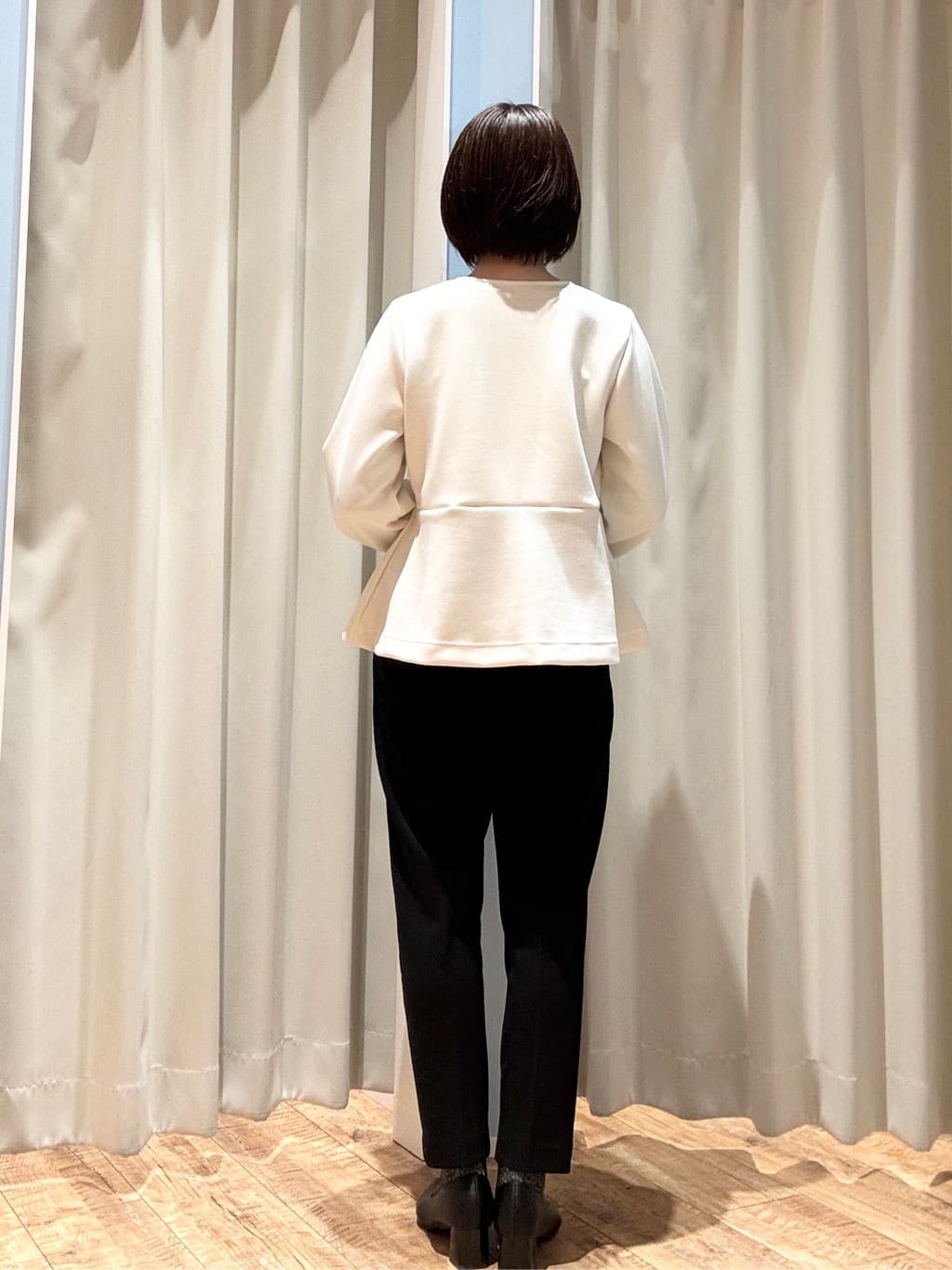 rieさんの「SHOO･LA･RUE｜【セットアップ可/S-LL/なめらかタッチ】上品見え フェイクパール付きペプラムトップス」を使ったコーディネート