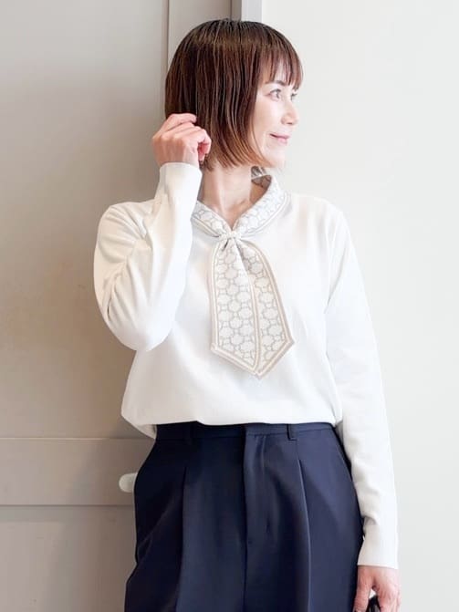 yamakoさんの「grove｜ディテールで差がつく　大人のスカーフ柄ボウタイニット」を使ったコーディネート