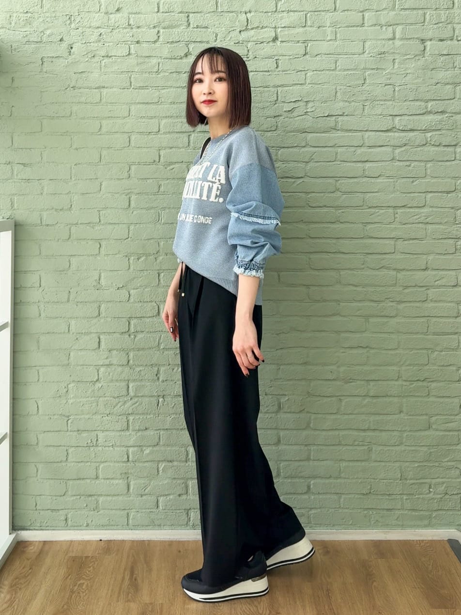 𝐜𝐡𝐢𝐤𝐚さんの「SHOO･LA･RUE｜デニム袖切替ロゴニット」を使ったコーディネート